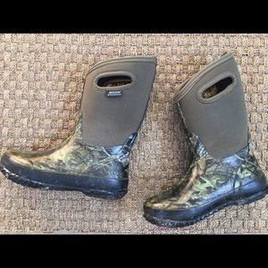 Boys camo Bogs rain & snow boots, size 3